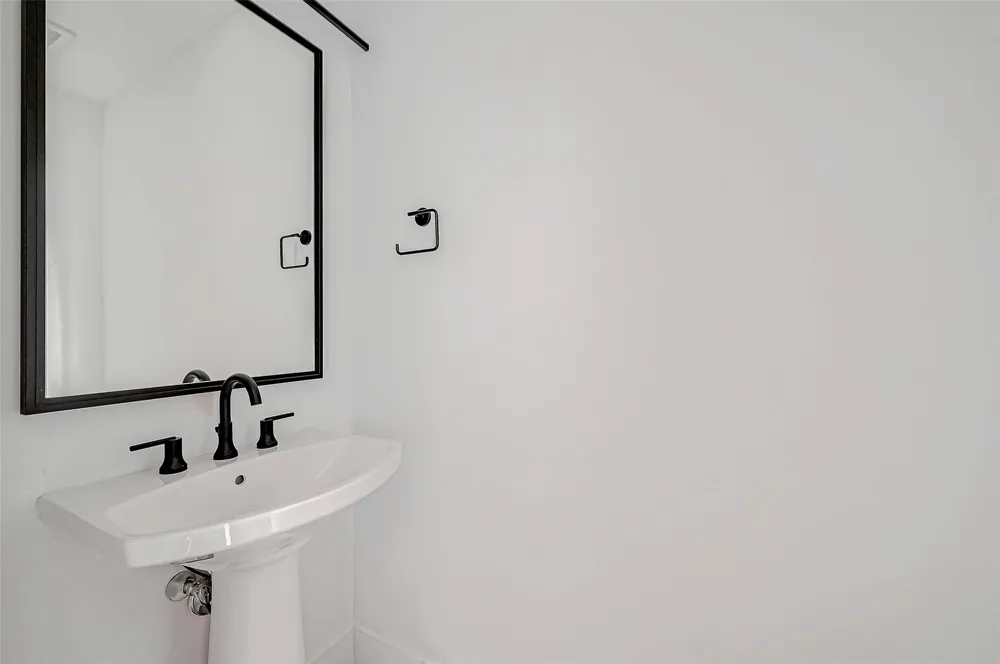 1711 Allen Parkway #1703 Houston, TX 77019