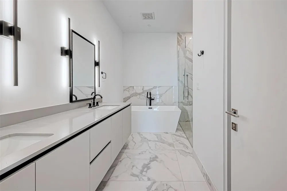1711 Allen Parkway #1703 Houston, TX 77019