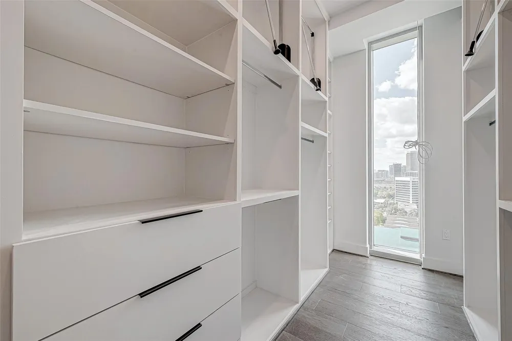 1711 Allen Parkway #1703 Houston, TX 77019