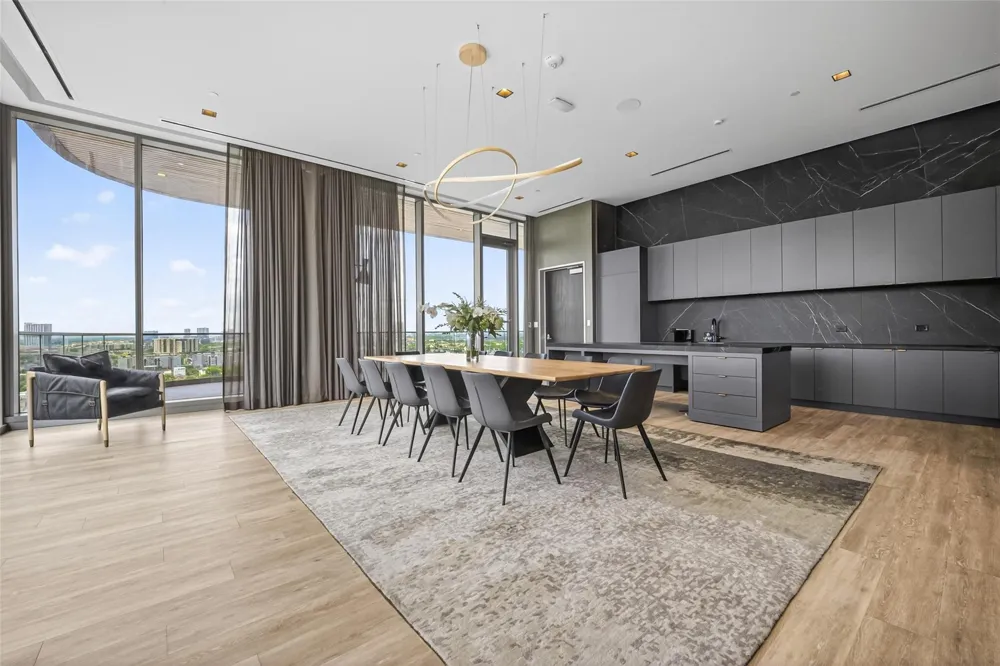 1711 Allen Parkway #1703 Houston, TX 77019