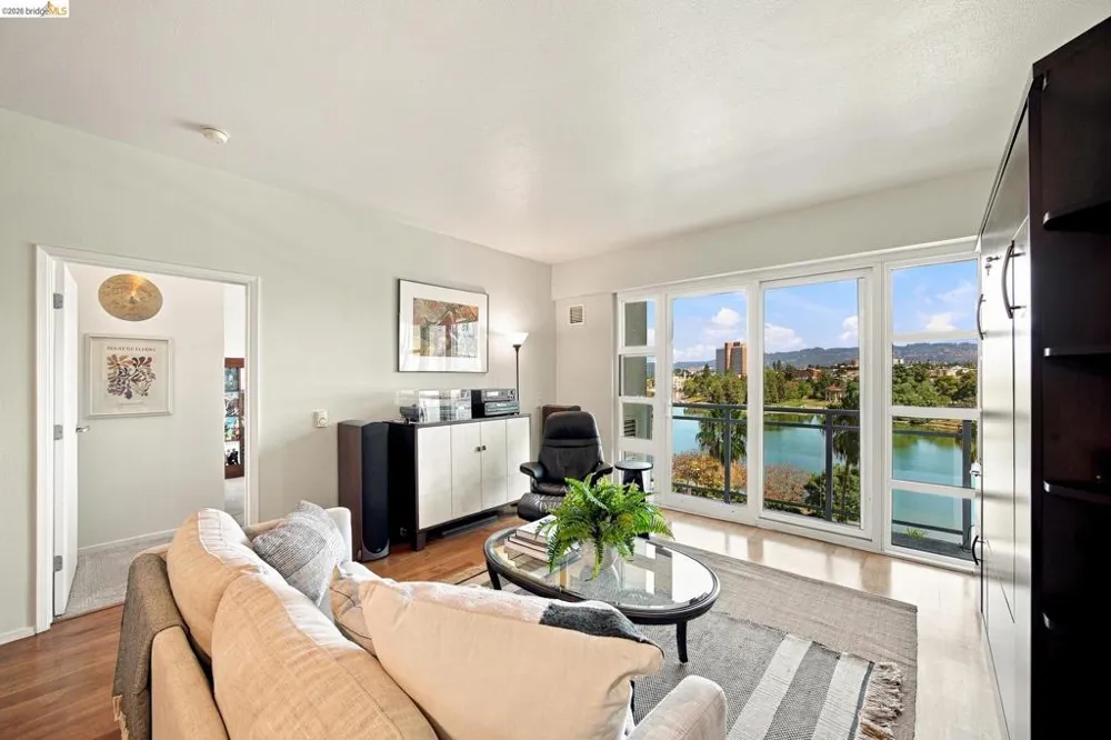 1 Lakeside Dr #607 Oakland, CA 94612