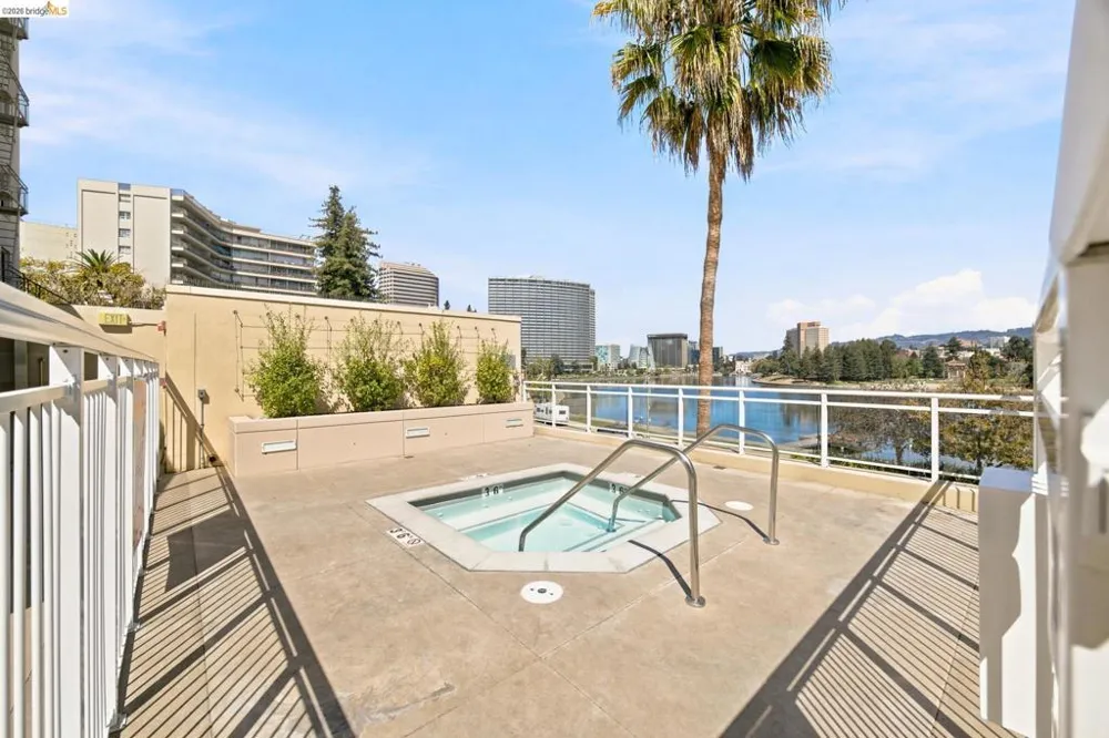 1 Lakeside Dr #607 Oakland, CA 94612