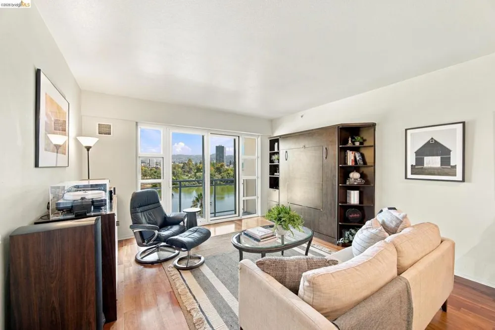 1 Lakeside Dr #607 Oakland, CA 94612