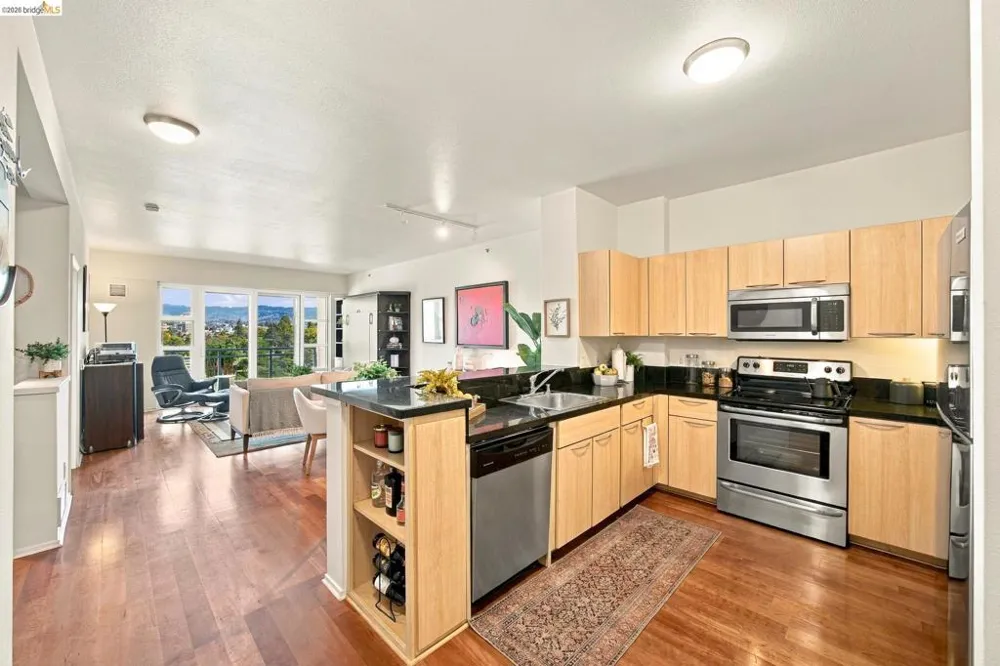 1 Lakeside Dr #607 Oakland, CA 94612