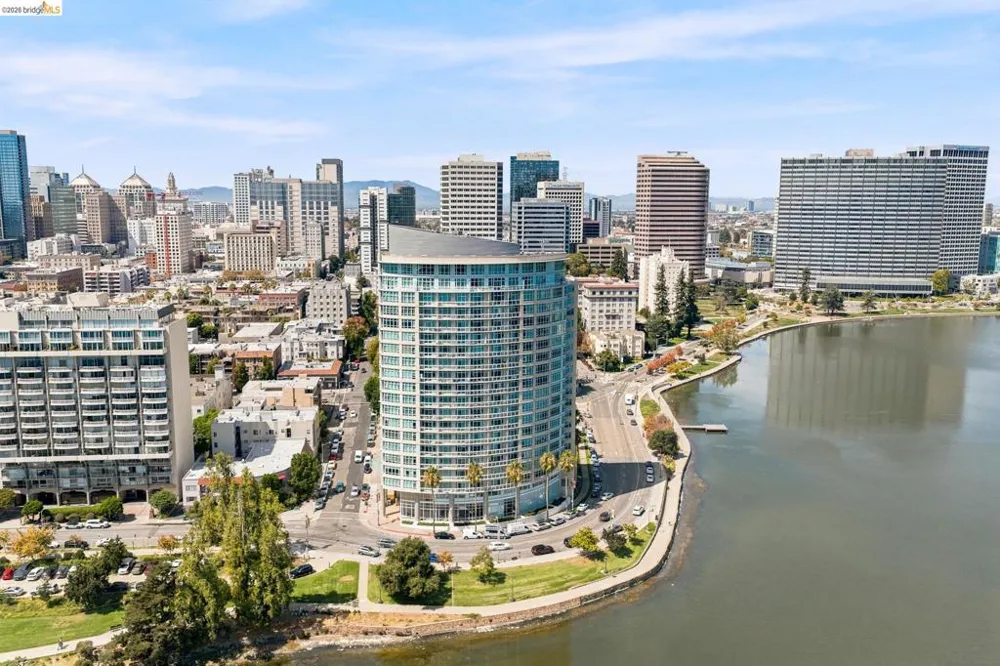 1 Lakeside Dr #607 Oakland, CA 94612