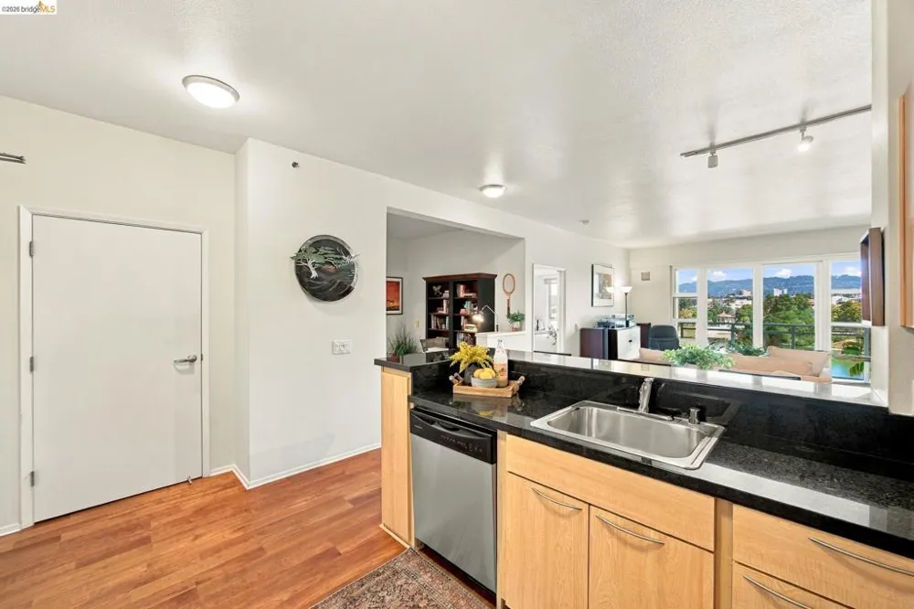 1 Lakeside Dr #607 Oakland, CA 94612