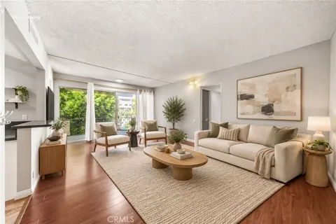985 E California #306