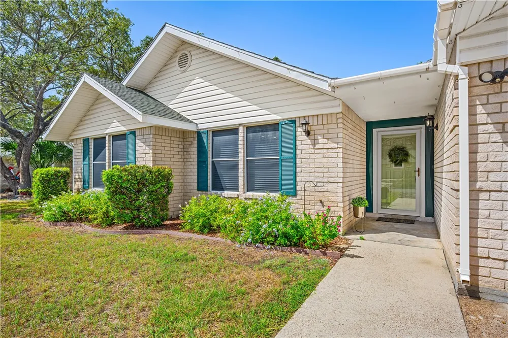 1513 Bluebird Ln Rockport, TX 78382