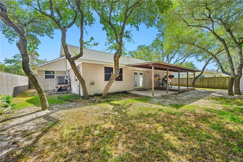 1513 Bluebird Ln Rockport, TX 78382