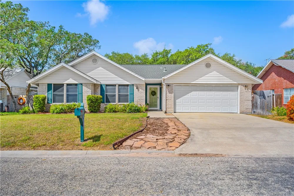 1513 Bluebird Ln Rockport, TX 78382