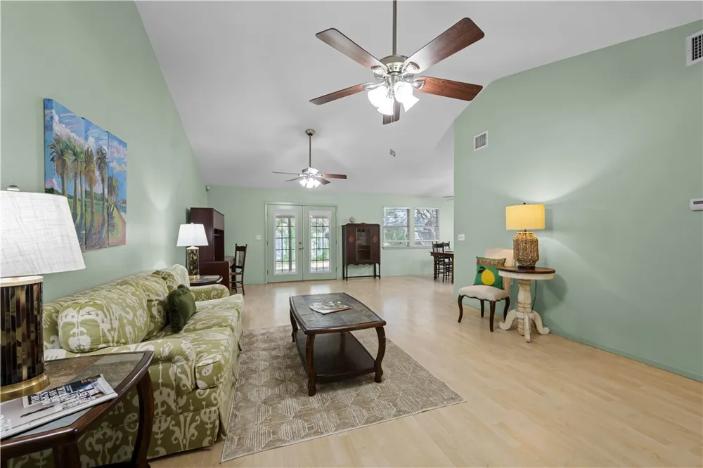 1513 Bluebird Ln Rockport, TX 78382