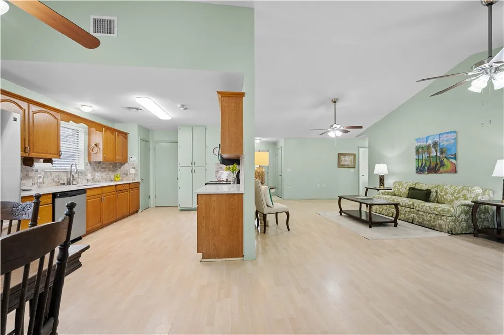 1513 Bluebird Ln Rockport, TX 78382