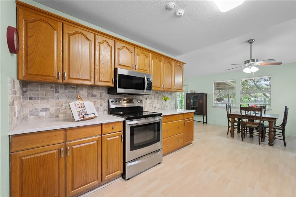 1513 Bluebird Ln Rockport, TX 78382