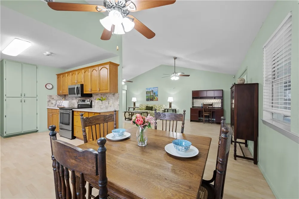 1513 Bluebird Ln Rockport, TX 78382