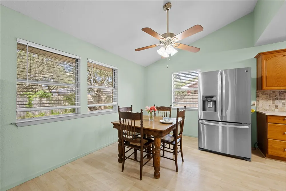 1513 Bluebird Ln Rockport, TX 78382