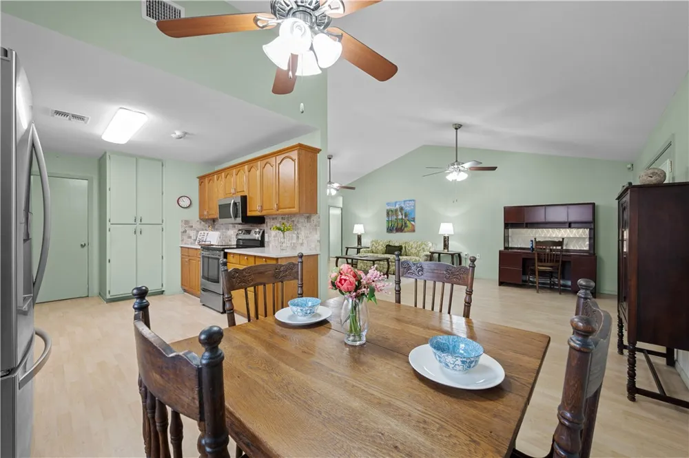 1513 Bluebird Ln Rockport, TX 78382
