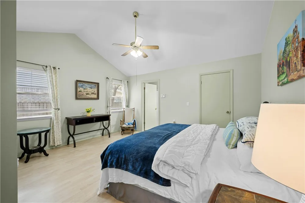 1513 Bluebird Ln Rockport, TX 78382
