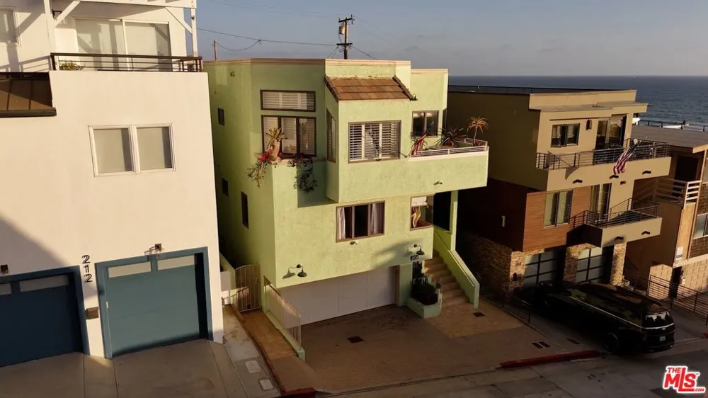 208 43rd Street Manhattan Beach, CA 90266