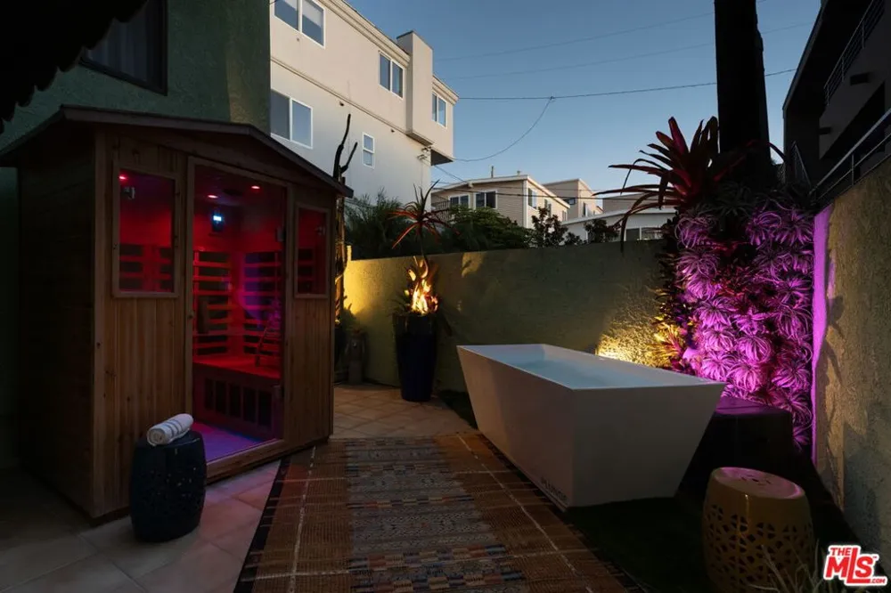 208 43rd Street Manhattan Beach, CA 90266