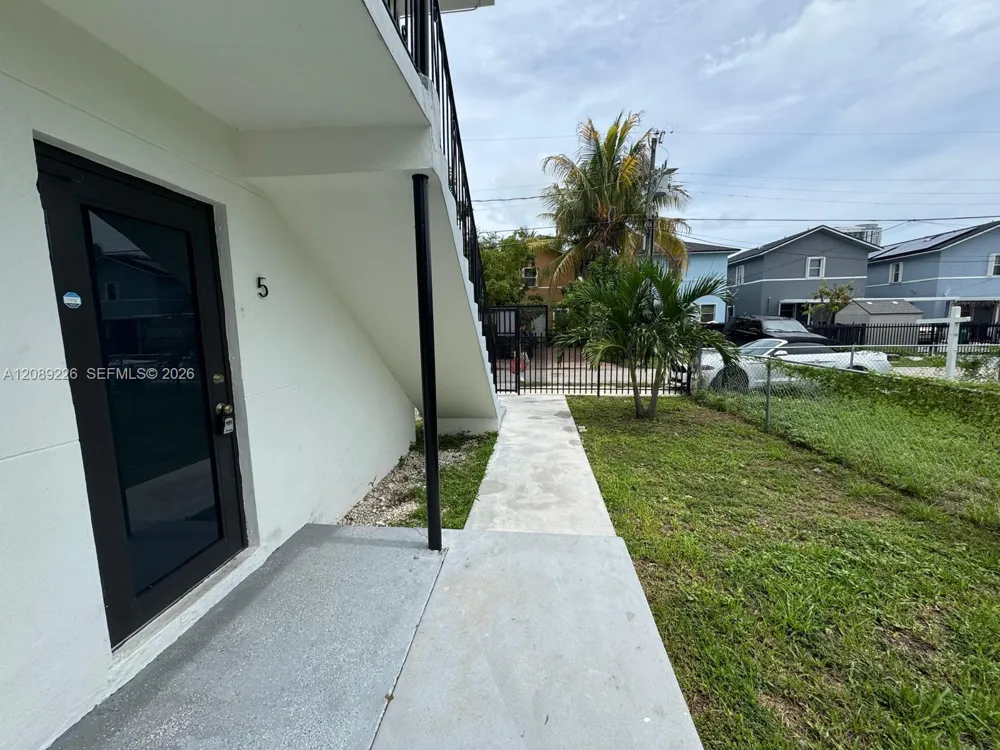 1943 NW 2nd ct #5 Miami, FL 33136