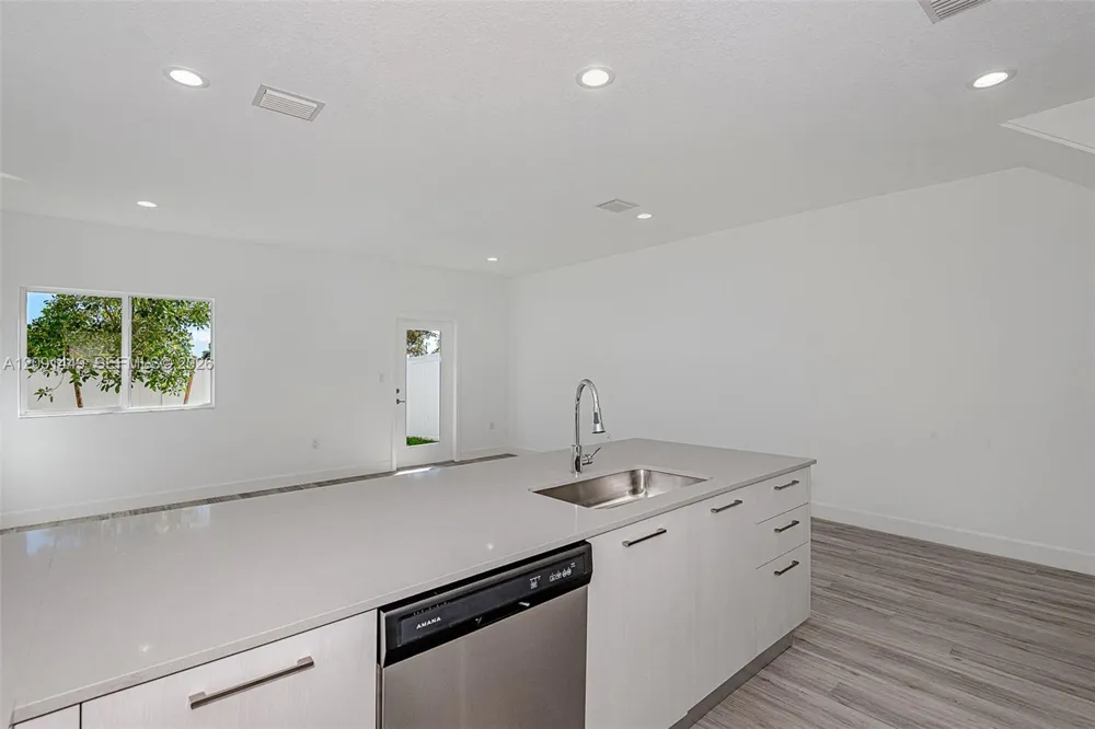 1313 NW 27 Ave Pompano Beach, FL 33069