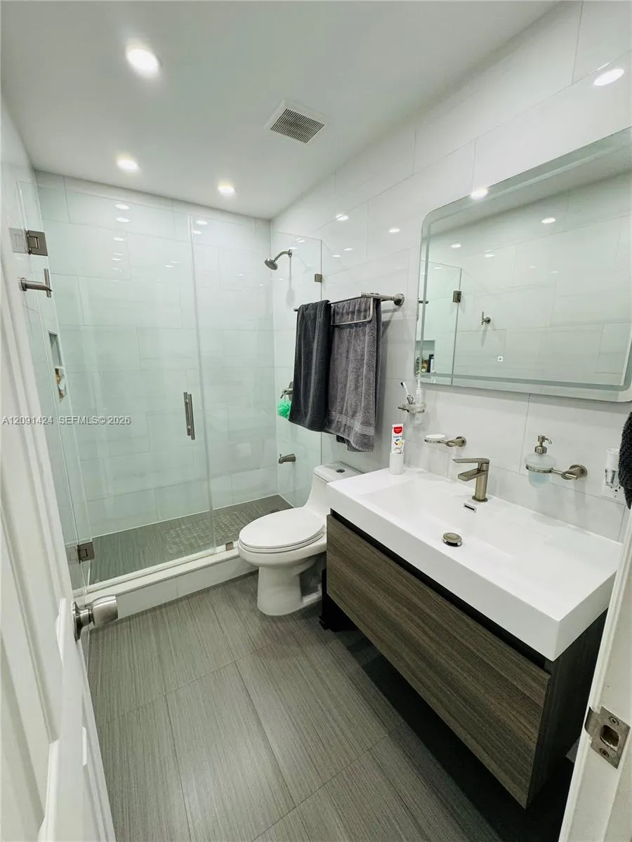 1555 W 44th Pl #214D Hialeah, FL 33012