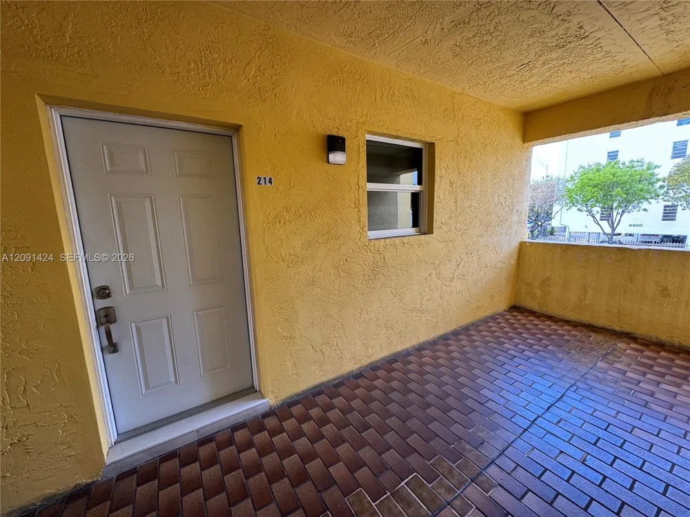 1555 W 44th Pl #214D Hialeah, FL 33012