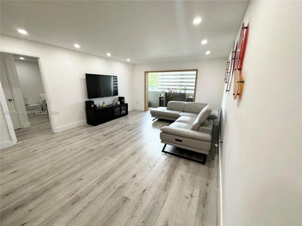 1555 W 44th Pl #214D Hialeah, FL 33012
