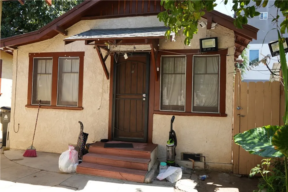 1138 S Ardmore Los Angeles, CA 90006