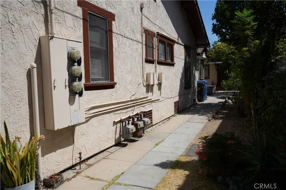 1138 S Ardmore Los Angeles, CA 90006