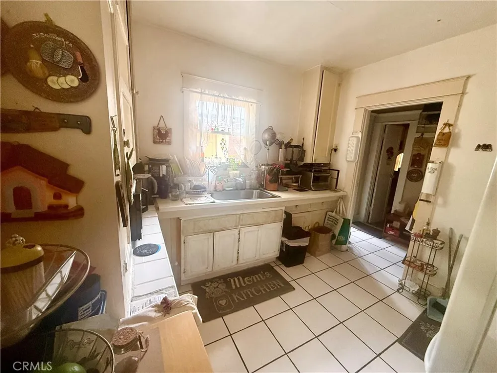 1138 S Ardmore Los Angeles, CA 90006
