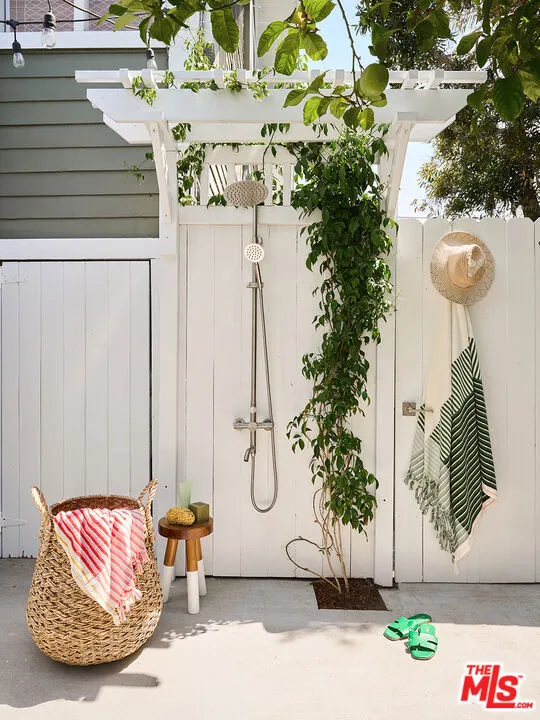 2704 3rd Street Santa Monica, CA 90405