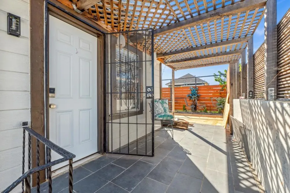 24432445 24th Avenue Oakland, CA 94601