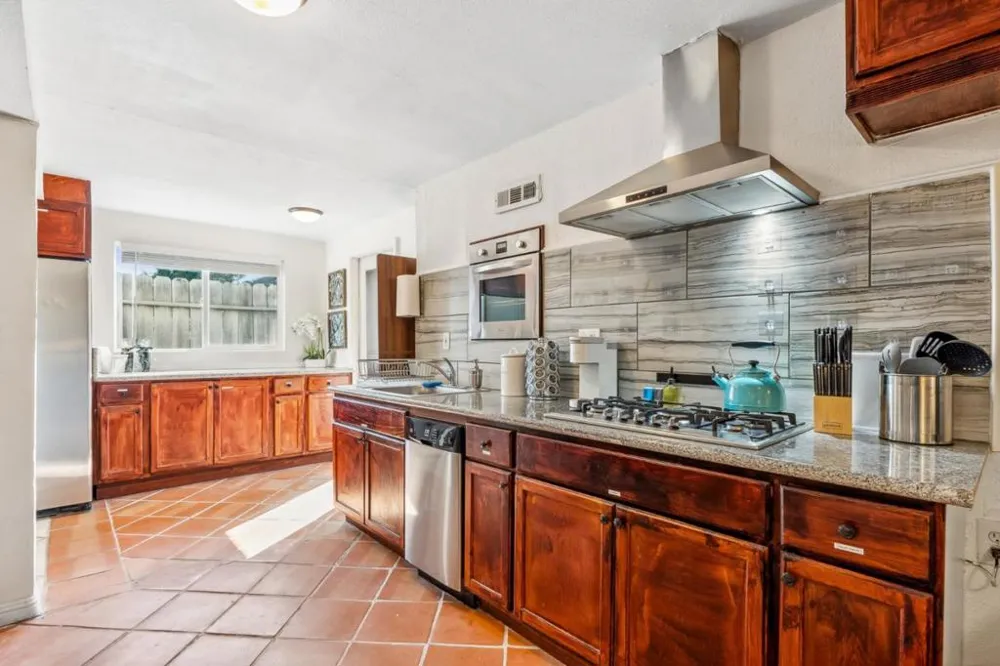 24432445 24th Avenue Oakland, CA 94601