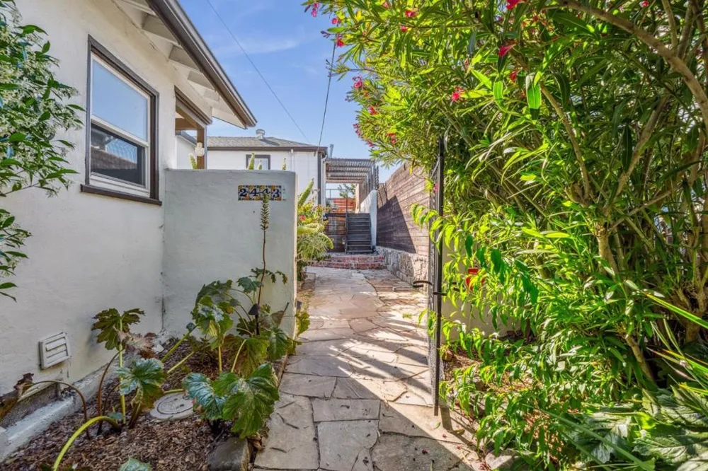 24432445 24th Avenue Oakland, CA 94601