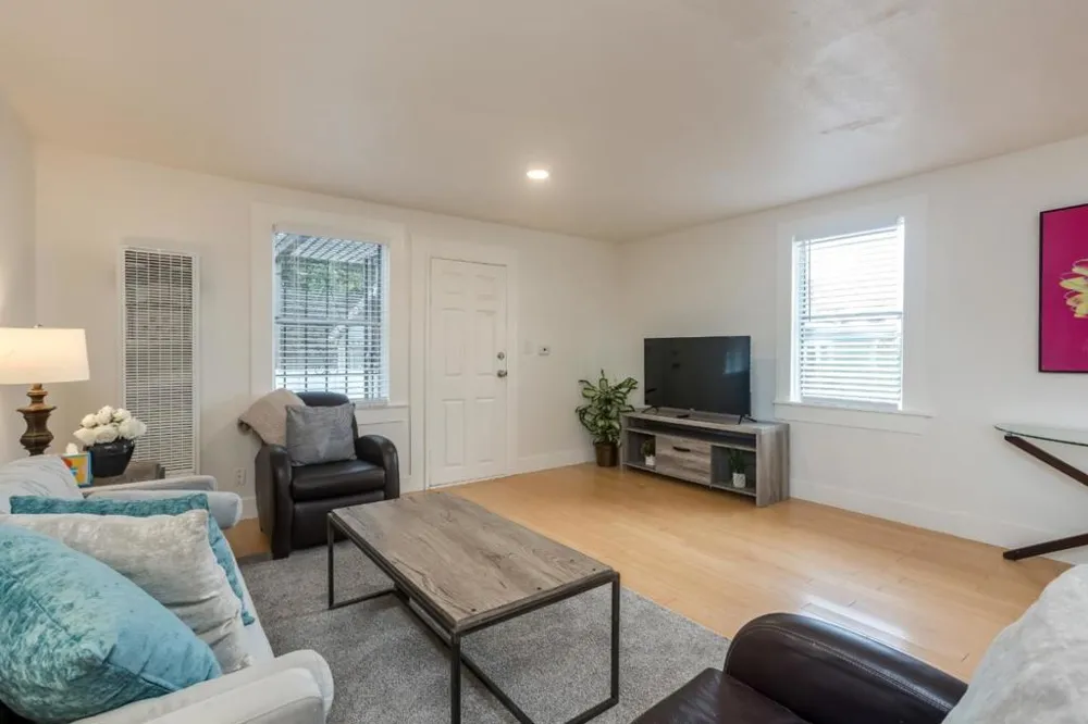 24432445 24th Avenue Oakland, CA 94601