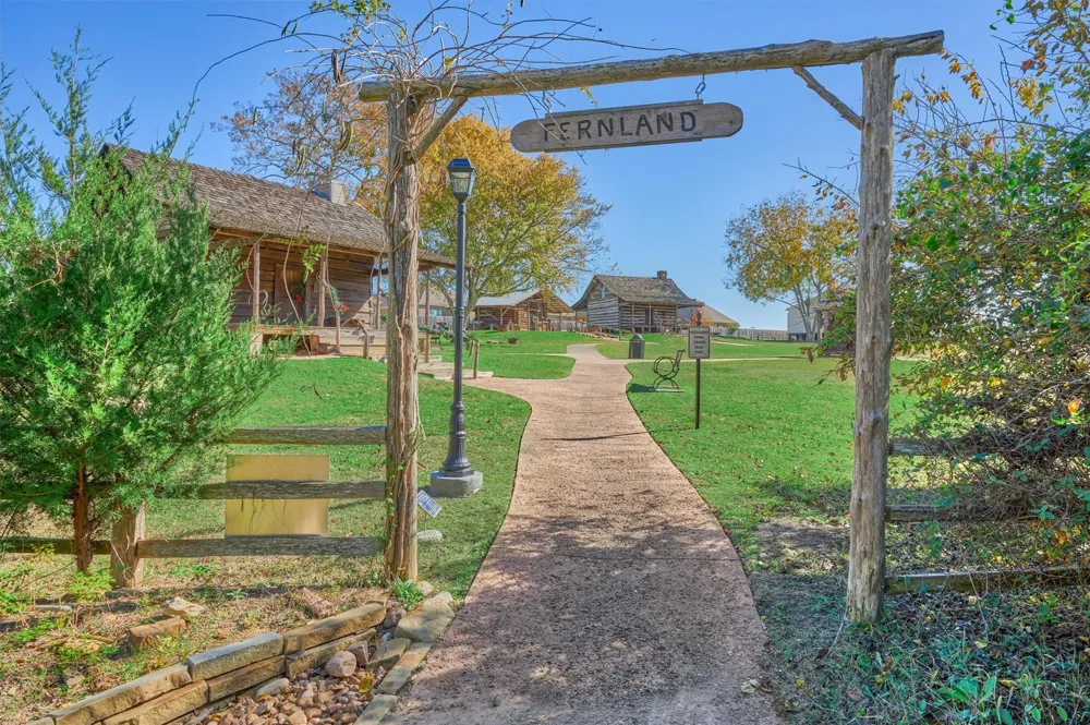 103 Bessie Price Owens Drive Montgomery, TX 77356