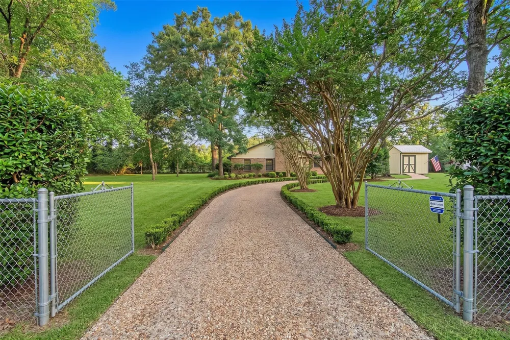 6556 Golden Oaks Drive Conroe, TX 77385