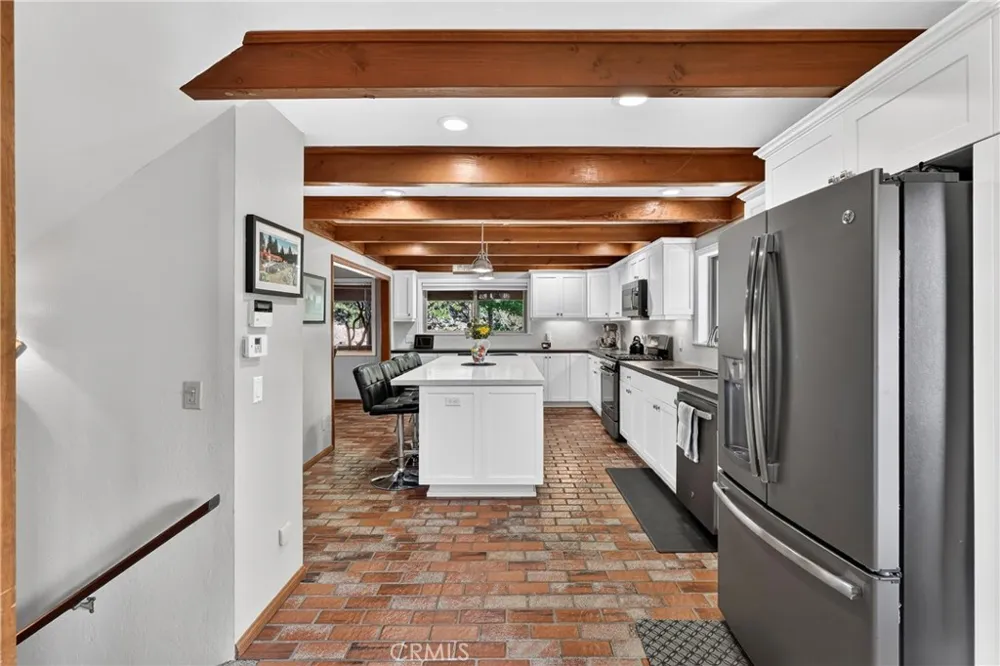 374 Grass Valley Road Lake Arrowhead, CA 92352