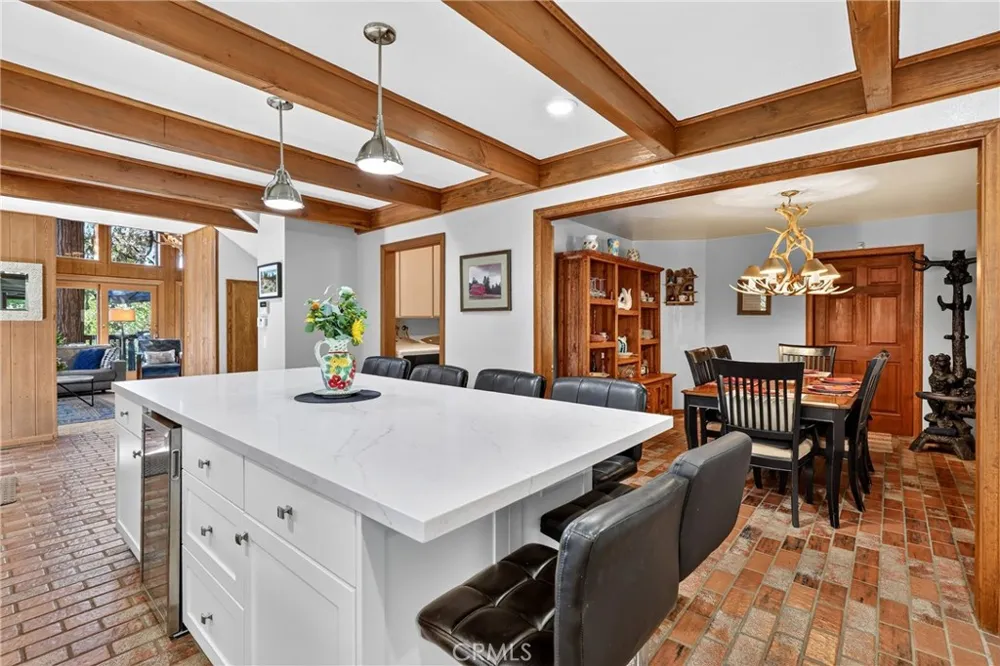 374 Grass Valley Road Lake Arrowhead, CA 92352