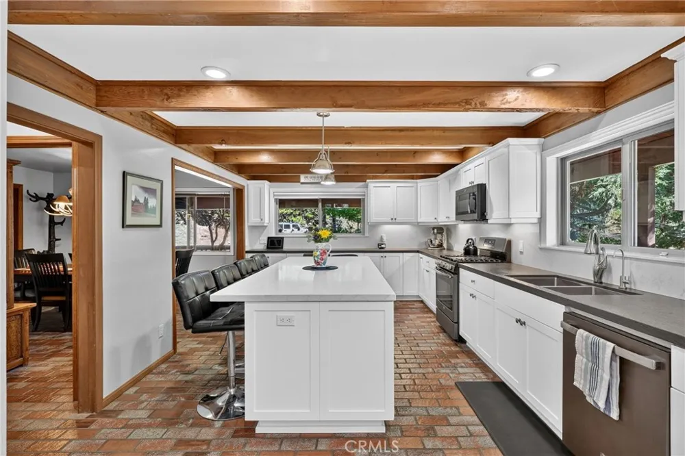 374 Grass Valley Road Lake Arrowhead, CA 92352