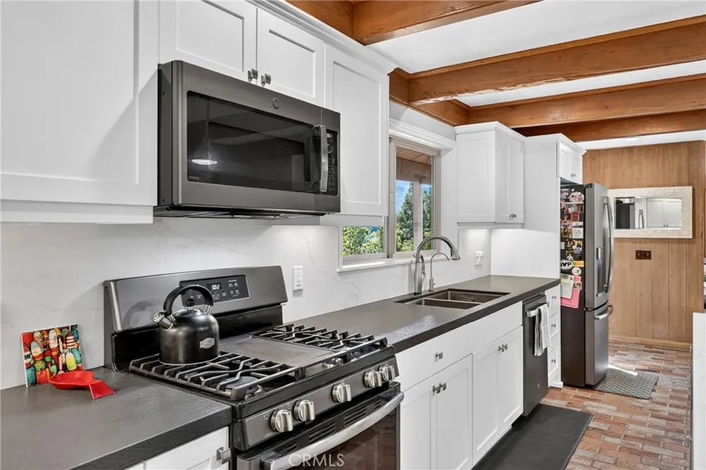 374 Grass Valley Road Lake Arrowhead, CA 92352