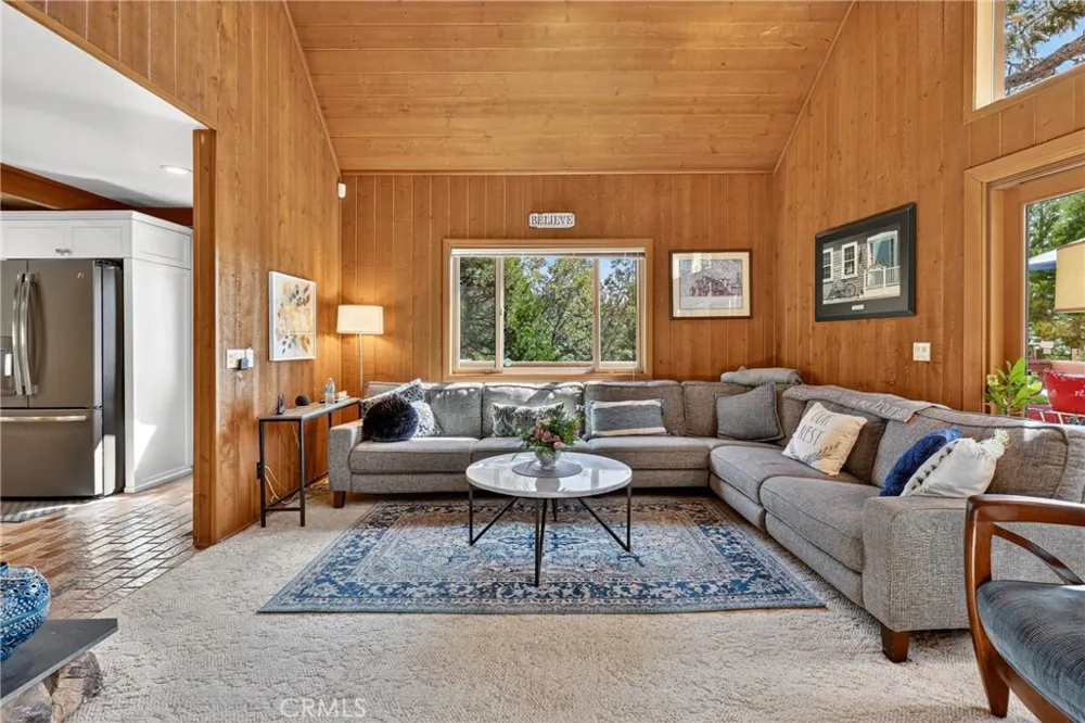 374 Grass Valley Road Lake Arrowhead, CA 92352