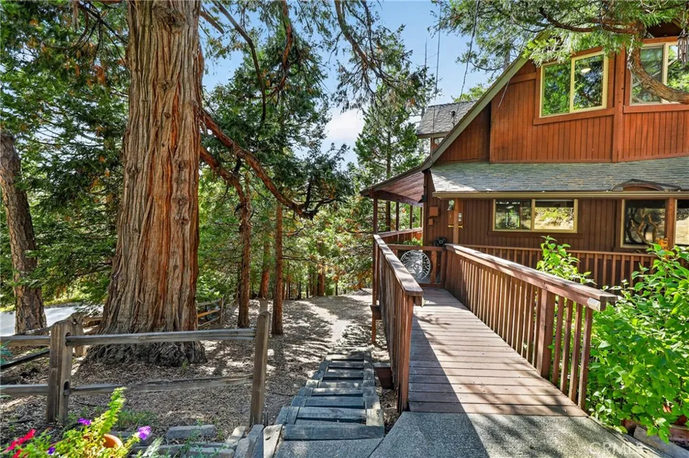 374 Grass Valley Road Lake Arrowhead, CA 92352