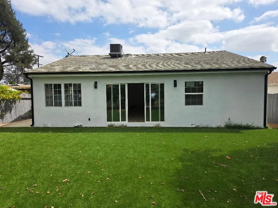 8519 Yolanda Avenue Los Angeles, CA 91324