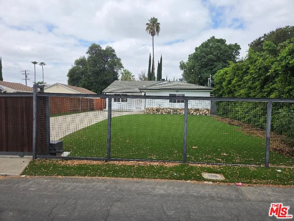 8519 Yolanda Avenue Los Angeles, CA 91324