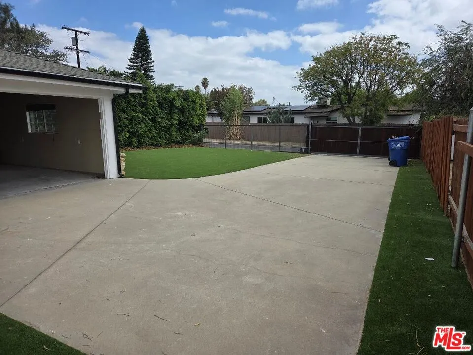 8519 Yolanda Avenue Los Angeles, CA 91324