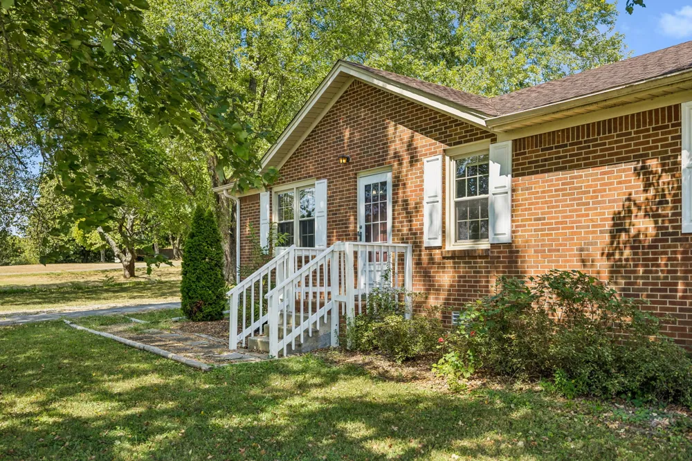 2734 Carters Creek Station Rd Columbia, TN 38401
