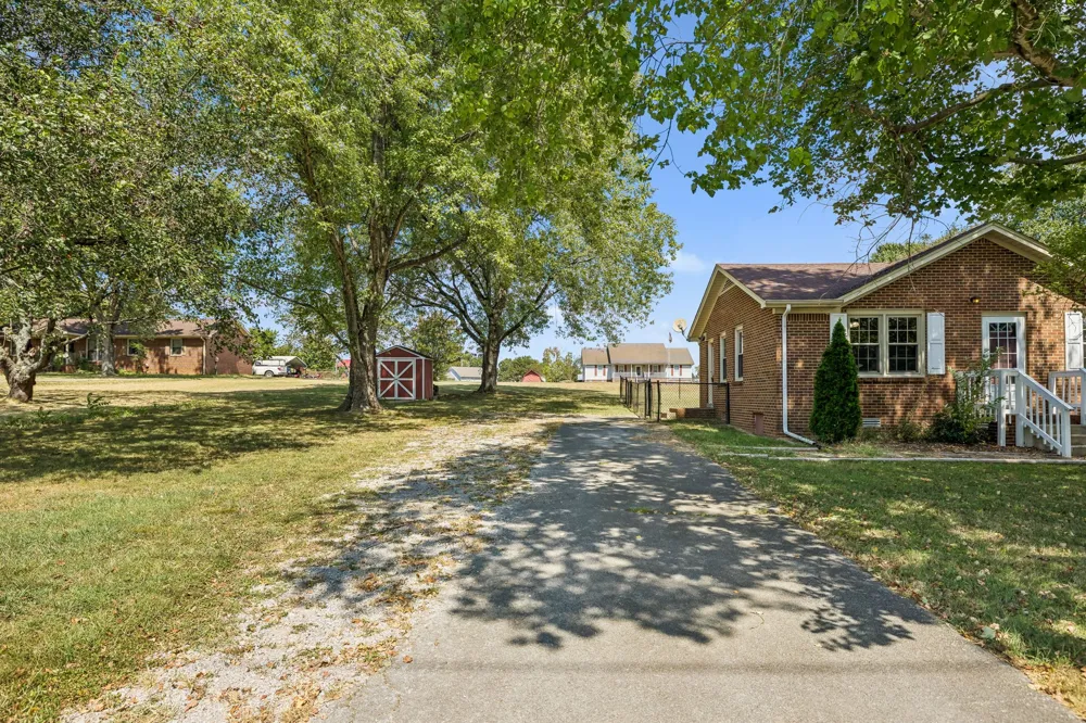 2734 Carters Creek Station Rd Columbia, TN 38401