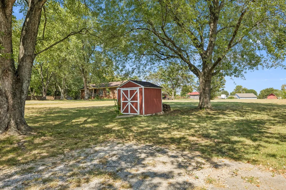 2734 Carters Creek Station Rd Columbia, TN 38401